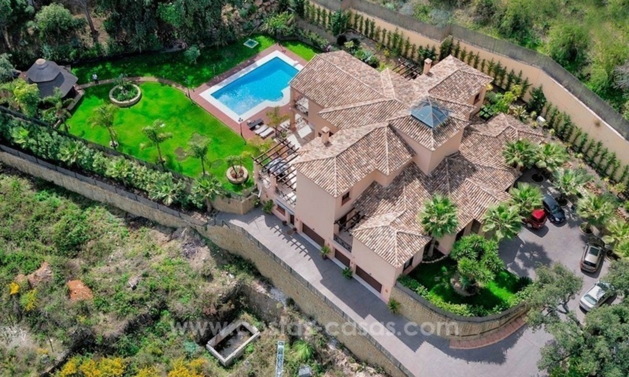 Grote klassieke villa te koop met zeezicht in El Madroñal, Benahavis - Marbella 1