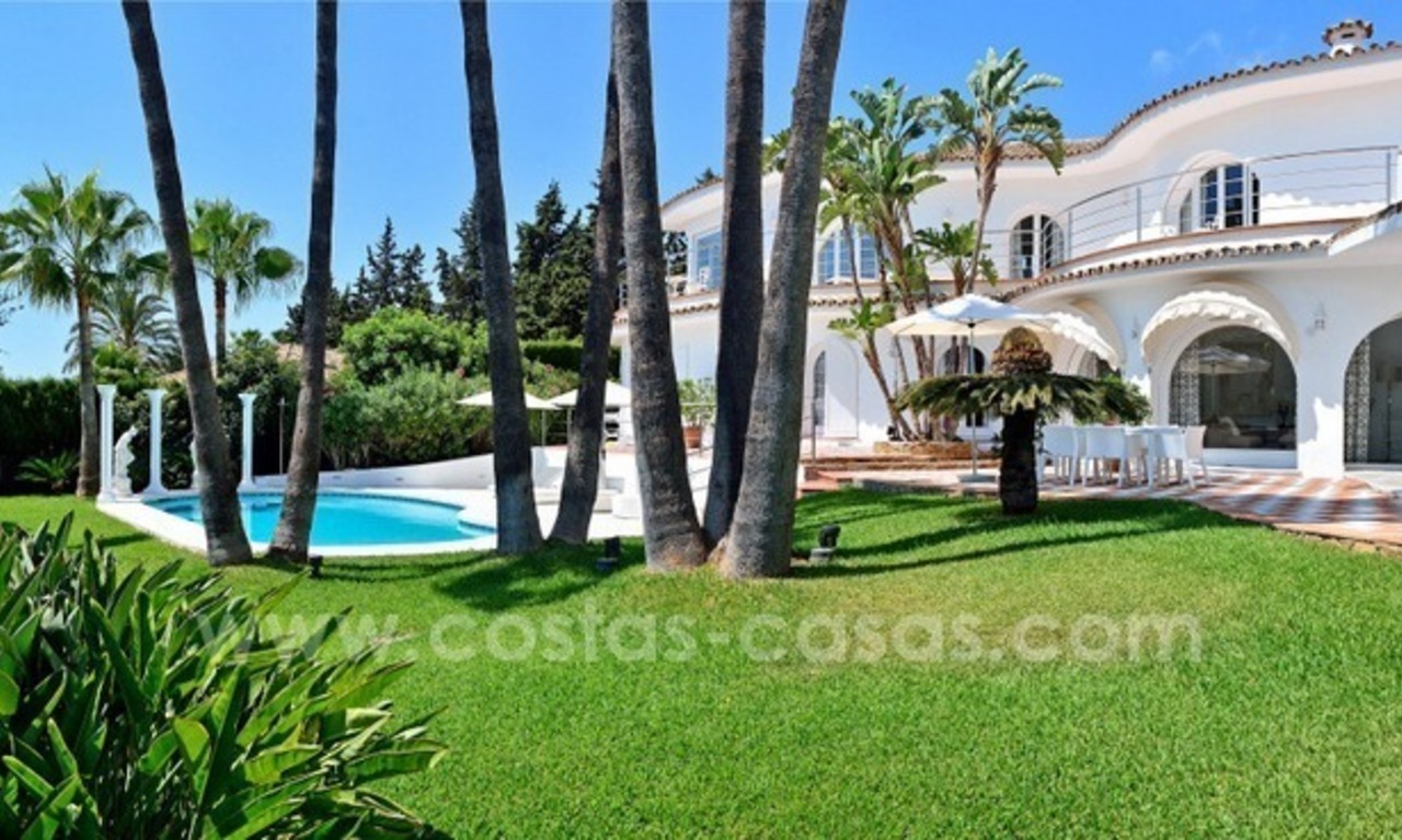Stijlvolle en gerenoveerde villa te koop op de Golden Mile te Marbella 2