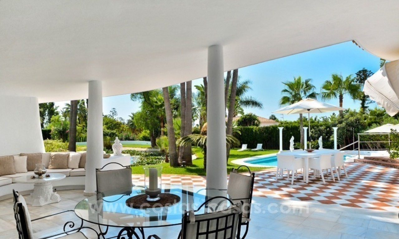 Stijlvolle en gerenoveerde villa te koop op de Golden Mile te Marbella 0