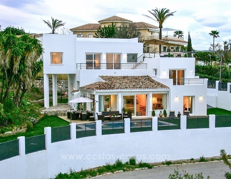 Moderne scherpgeprijsde villa te koop met zeezicht in oost Marbella