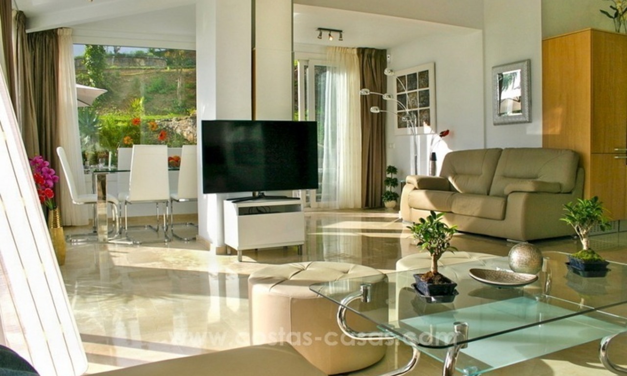 Moderne scherpgeprijsde villa te koop met zeezicht in oost Marbella 4
