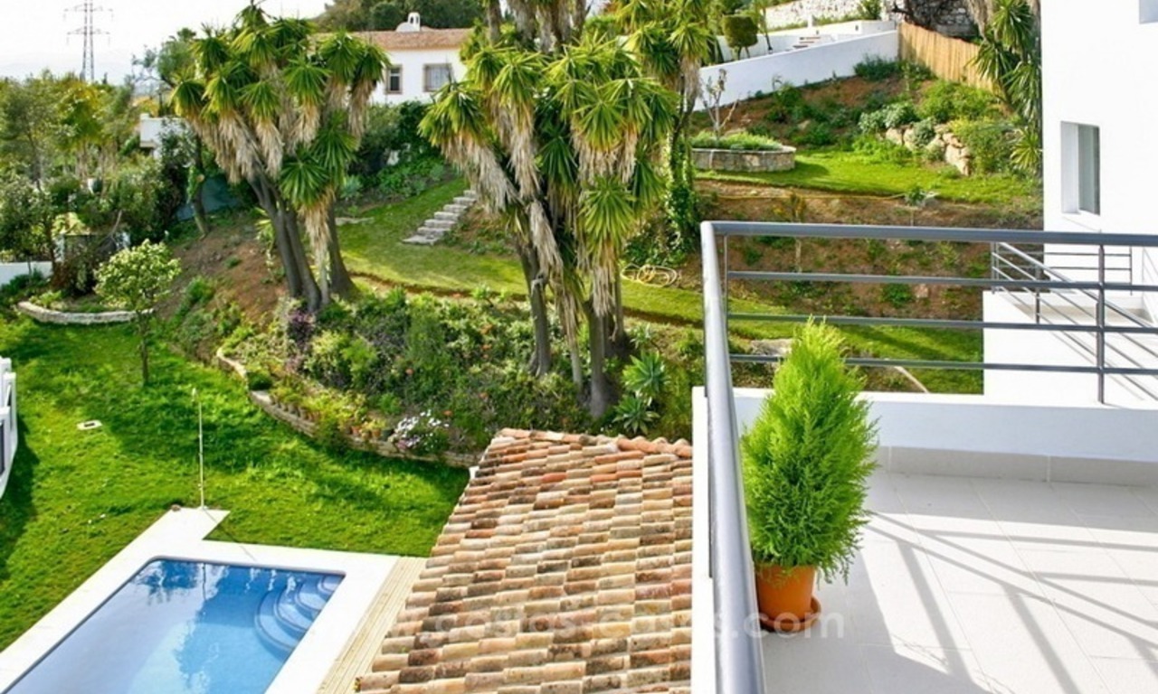 Moderne scherpgeprijsde villa te koop met zeezicht in oost Marbella 14