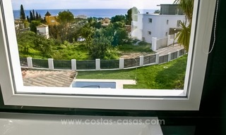 Moderne scherpgeprijsde villa te koop met zeezicht in oost Marbella 18