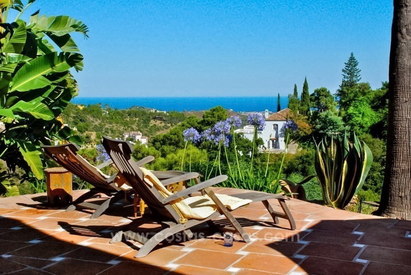 Charmante Andalusische Villa te koop met uitstekend zee- en bergzicht in El Madroñal in Benahavis – Marbella