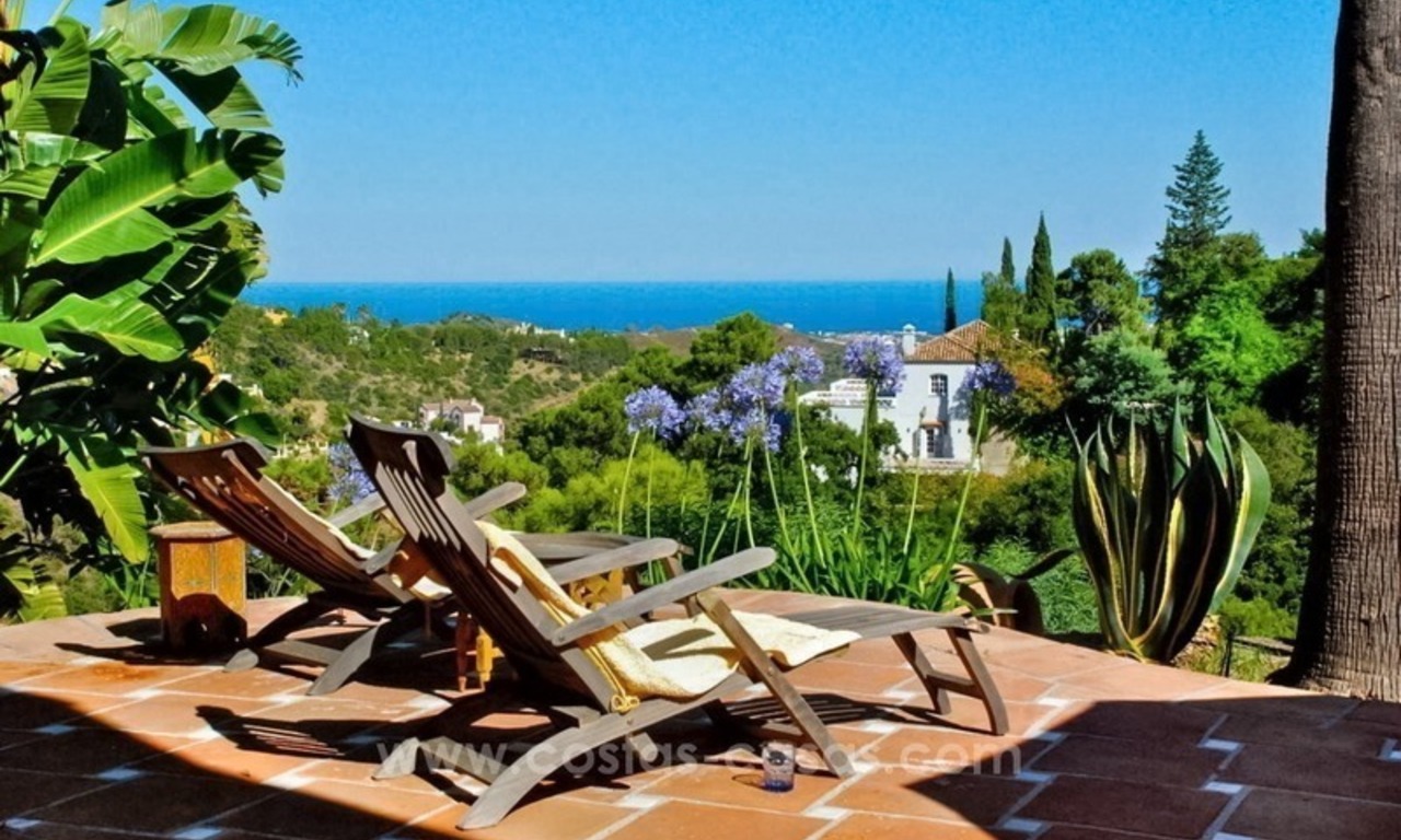 Charmante Andalusische Villa te koop met uitstekend zee- en bergzicht in El Madroñal in Benahavis – Marbella 0