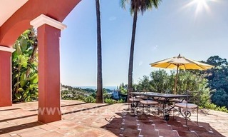 Charmante Andalusische Villa te koop met uitstekend zee- en bergzicht in El Madroñal in Benahavis – Marbella 14