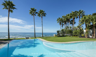 Moderne Eerstelijns strand villa te koop in oost Marbella 14984 