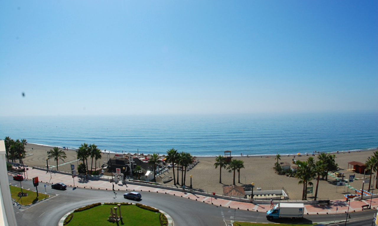 Modern eerstelijn strand appartement te koop, aan de strandboulevard in het centrum van Estepona 0