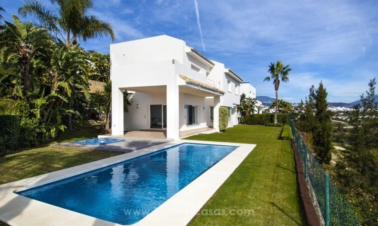 Moderne frontline golf villa te koop in Marbella – Benahavis met spectaculair panoramisch golf-, zee- en bergzicht 9