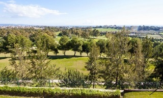 Moderne frontline golf villa te koop in Marbella – Benahavis met spectaculair panoramisch golf-, zee- en bergzicht 2