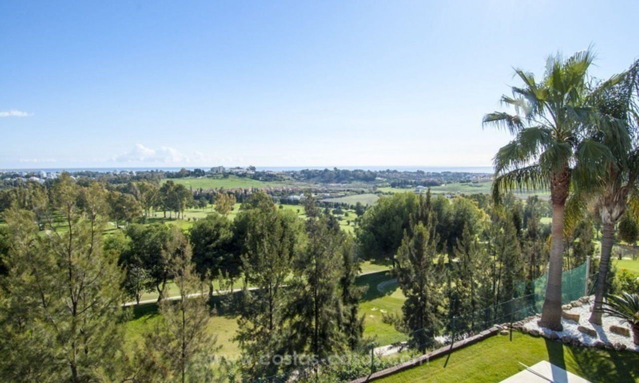 Moderne frontline golf villa te koop in Marbella – Benahavis met spectaculair panoramisch golf-, zee- en bergzicht 4