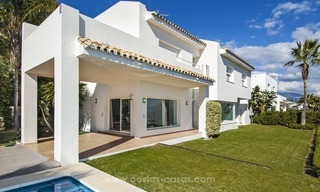 Moderne frontline golf villa te koop in Marbella – Benahavis met spectaculair panoramisch golf-, zee- en bergzicht 10