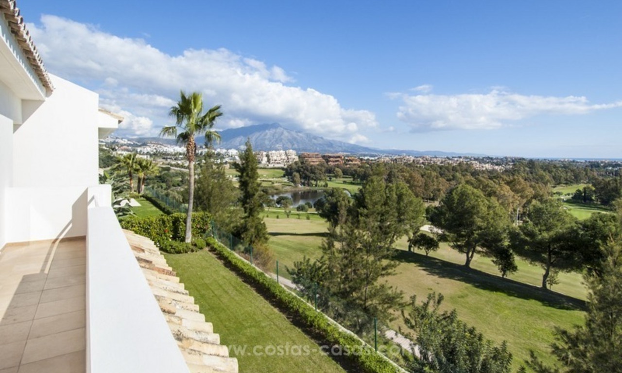Moderne frontline golf villa te koop in Marbella – Benahavis met spectaculair panoramisch golf-, zee- en bergzicht 38