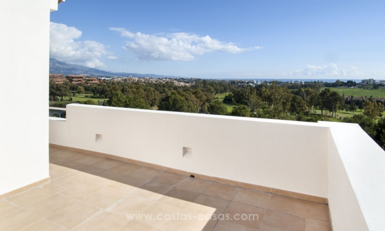 Moderne frontline golf villa te koop in Marbella – Benahavis met spectaculair panoramisch golf-, zee- en bergzicht 40