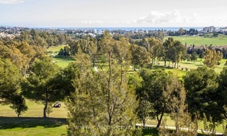 Moderne frontline golf villa te koop in Marbella – Benahavis met spectaculair panoramisch golf-, zee- en bergzicht 41