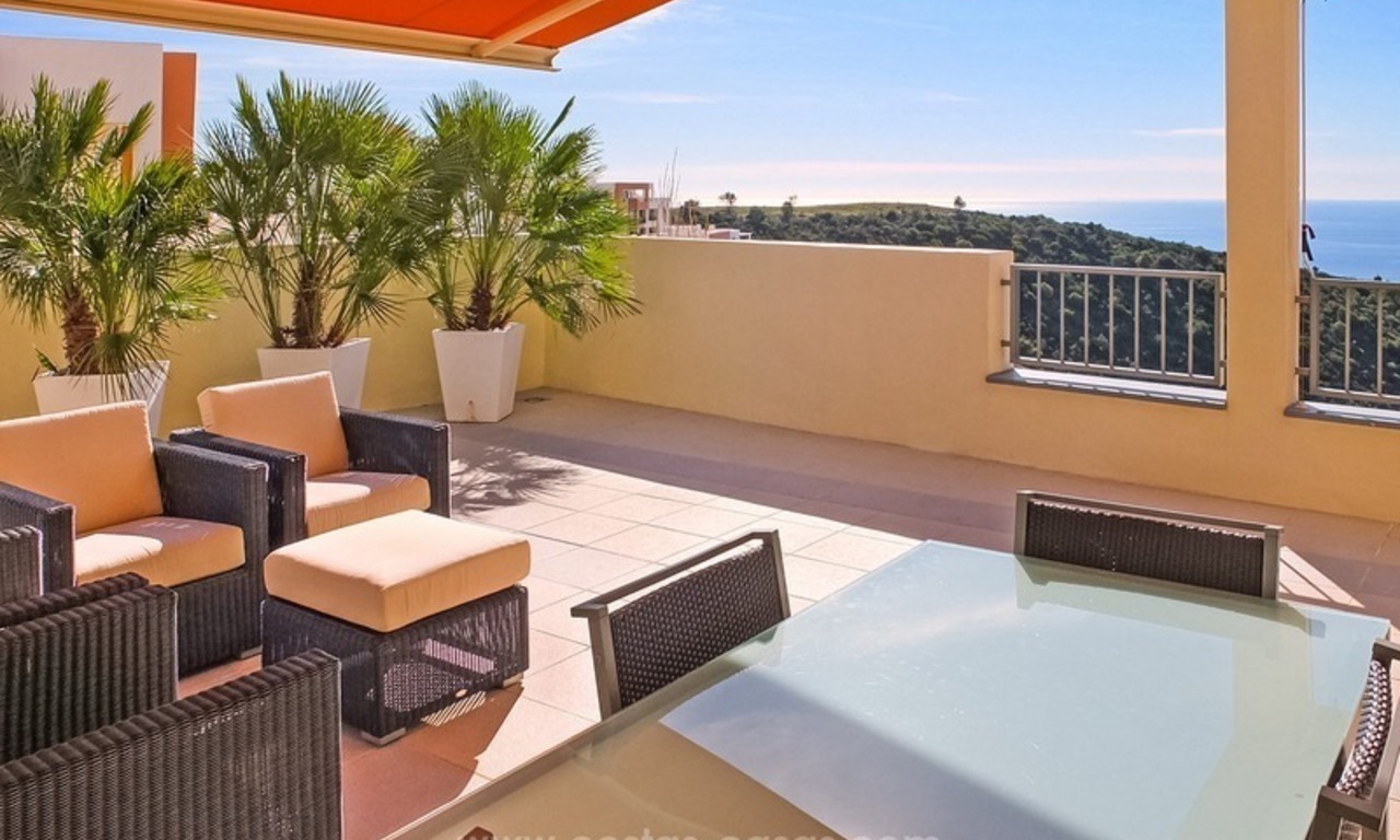 Een modern penthouse te koop in een luxe resort in Marbella 1