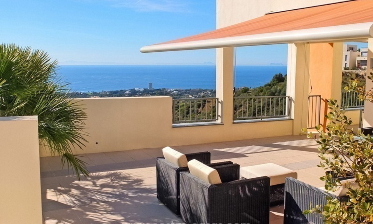 Een modern penthouse te koop in een luxe resort in Marbella 0