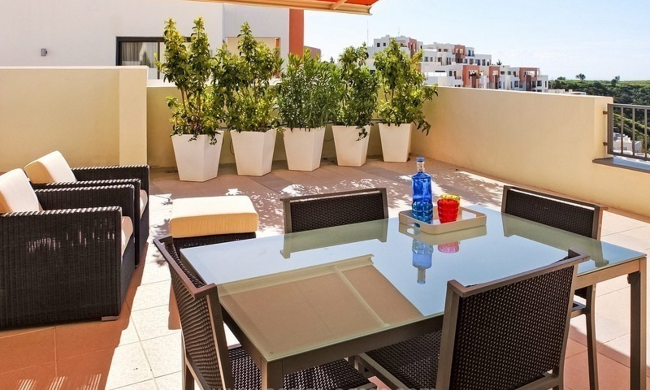 Een modern penthouse te koop in een luxe resort in Marbella 2