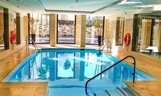 Een modern penthouse te koop in een luxe resort in Marbella 13