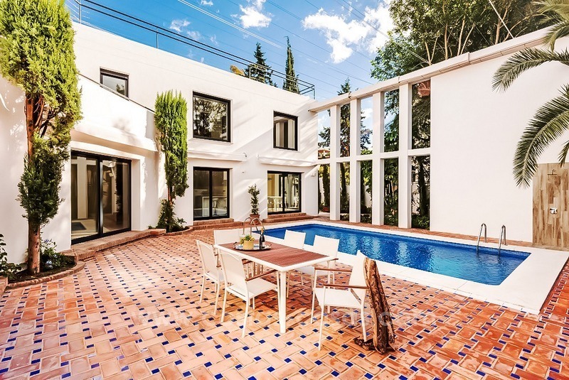 Volledig gerenoveerde contemporaine villa te koop in Nueva Andalucia te Marbella