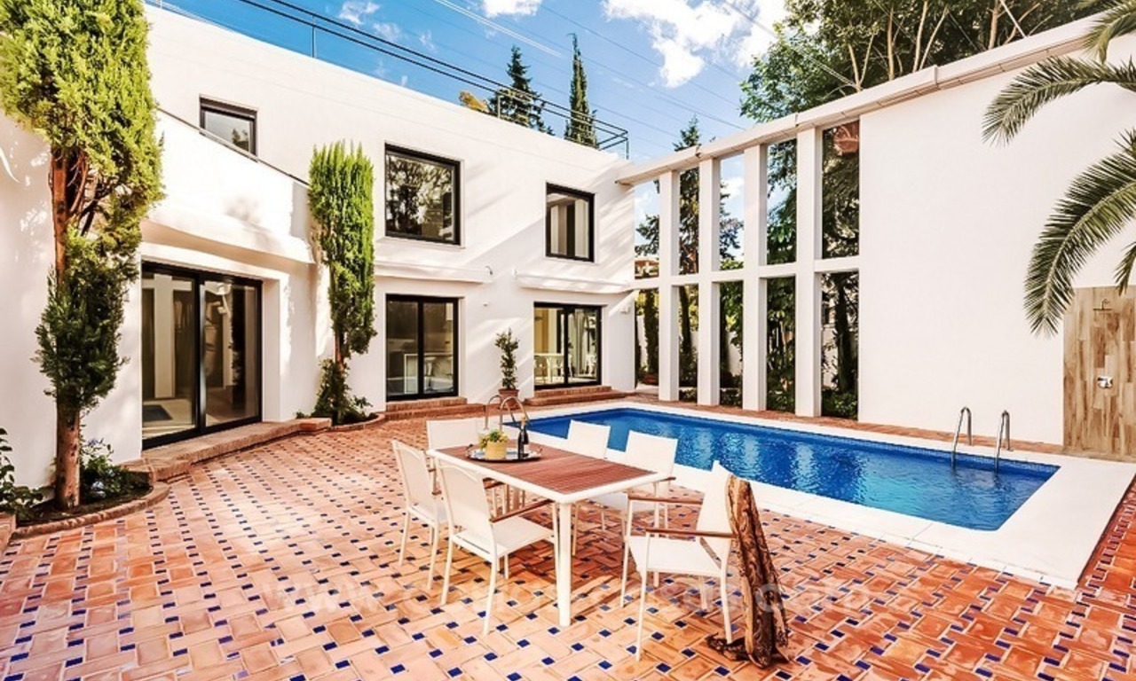 Volledig gerenoveerde contemporaine villa te koop in Nueva Andalucia te Marbella 0