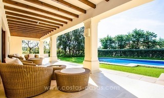Luxe villa te koop in een moderne Andalusische stijl, op de Golden Mile te Marbella 35