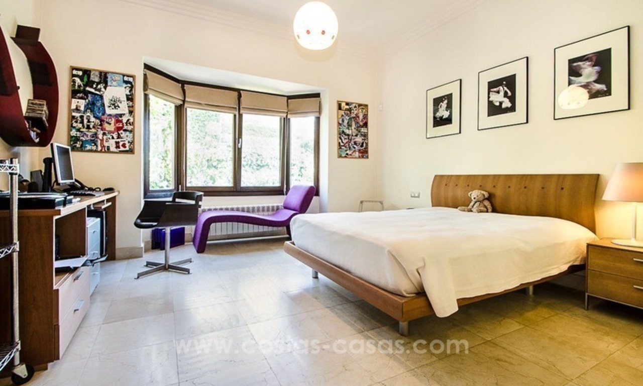 Luxe villa te koop in een moderne Andalusische stijl, op de Golden Mile te Marbella 16
