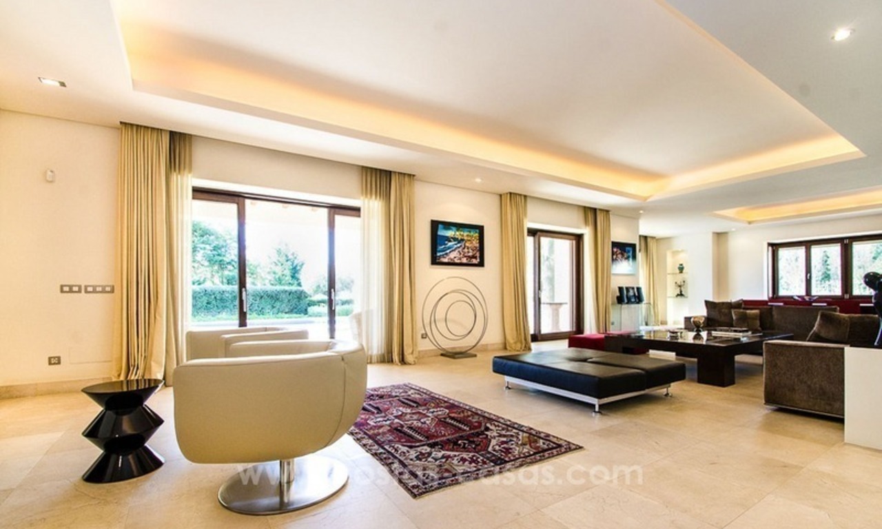 Luxe villa te koop in een moderne Andalusische stijl, op de Golden Mile te Marbella 10