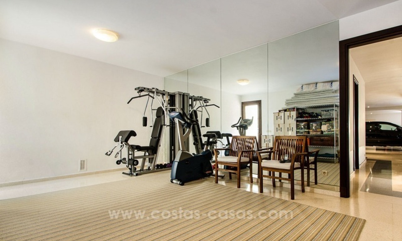 Luxe villa te koop in een moderne Andalusische stijl, op de Golden Mile te Marbella 19
