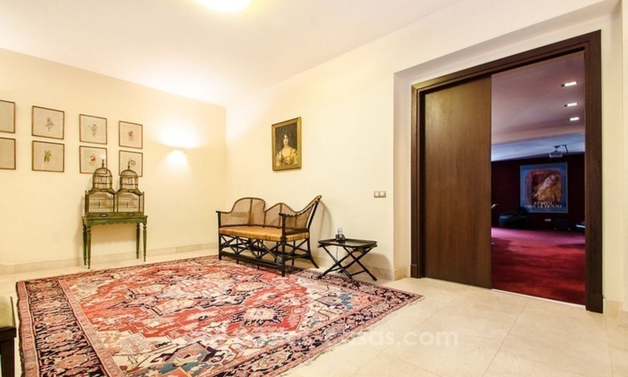 Luxe villa te koop in een moderne Andalusische stijl, op de Golden Mile te Marbella 25
