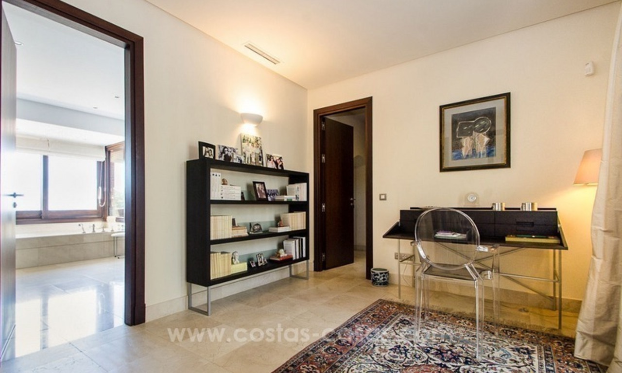Luxe villa te koop in een moderne Andalusische stijl, op de Golden Mile te Marbella 26