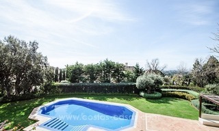 Luxe villa te koop in een moderne Andalusische stijl, op de Golden Mile te Marbella 32