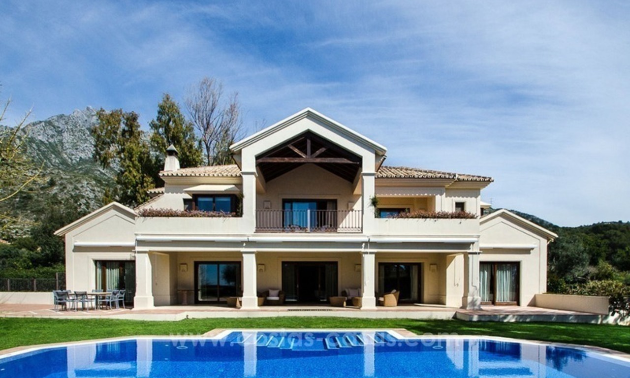 Luxe villa te koop in een moderne Andalusische stijl, op de Golden Mile te Marbella 0