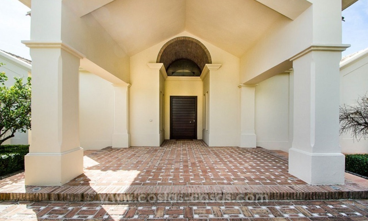 Luxe villa te koop in een moderne Andalusische stijl, op de Golden Mile te Marbella 4