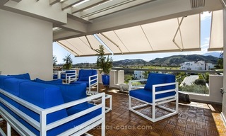 Te koop in Marbella - Benahavís: Ruim modern, luxe golf appartement 13