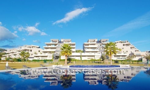 Te koop in Marbella - Benahavís: Ruim modern, luxe golf appartement 