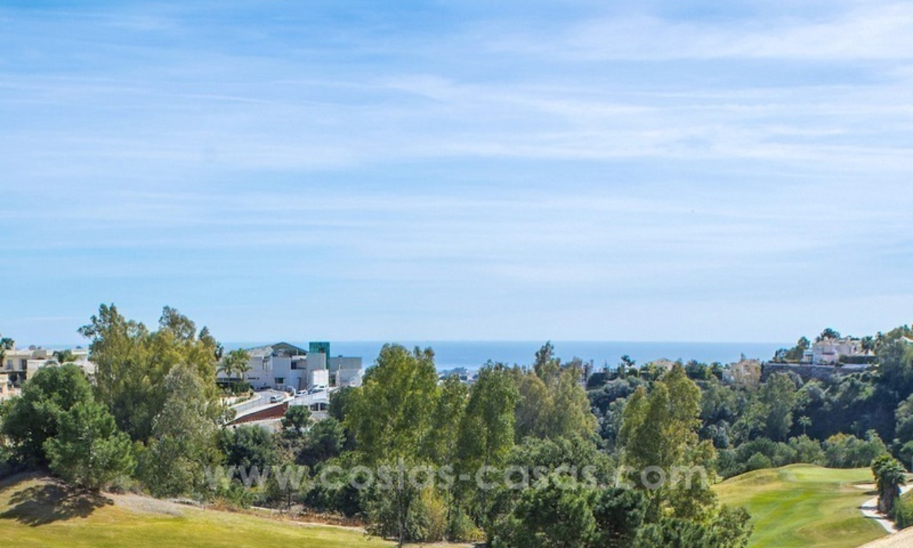 Ruime luxe eerstelijn golf villa te koop in Nueva Andalucia, Marbella 4