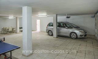 Ruime luxe eerstelijn golf villa te koop in Nueva Andalucia, Marbella 32