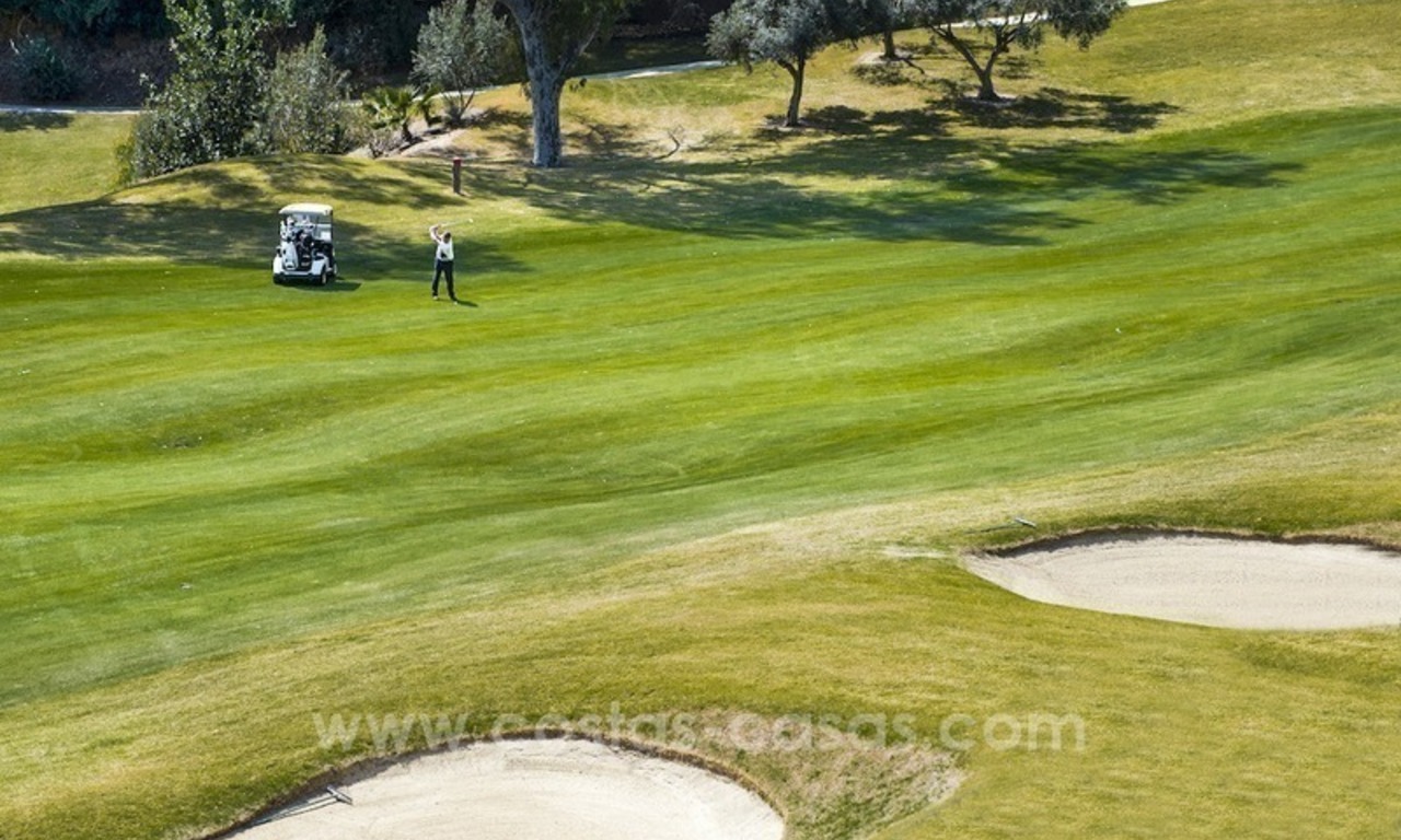 Ruime luxe eerstelijn golf villa te koop in Nueva Andalucia, Marbella 6
