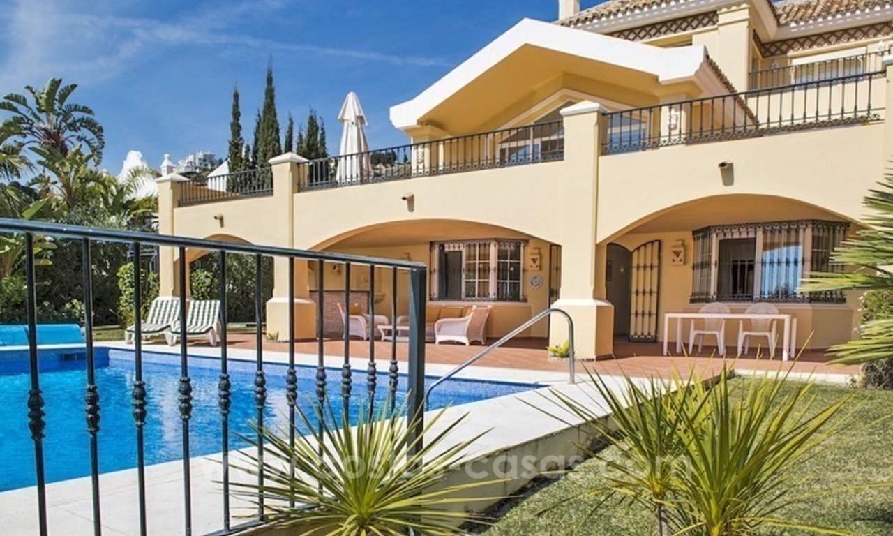 Ruime luxe eerstelijn golf villa te koop in Nueva Andalucia, Marbella 0