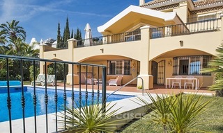 Ruime luxe eerstelijn golf villa te koop in Nueva Andalucia, Marbella 0