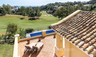 Ruime luxe eerstelijn golf villa te koop in Nueva Andalucia, Marbella 1