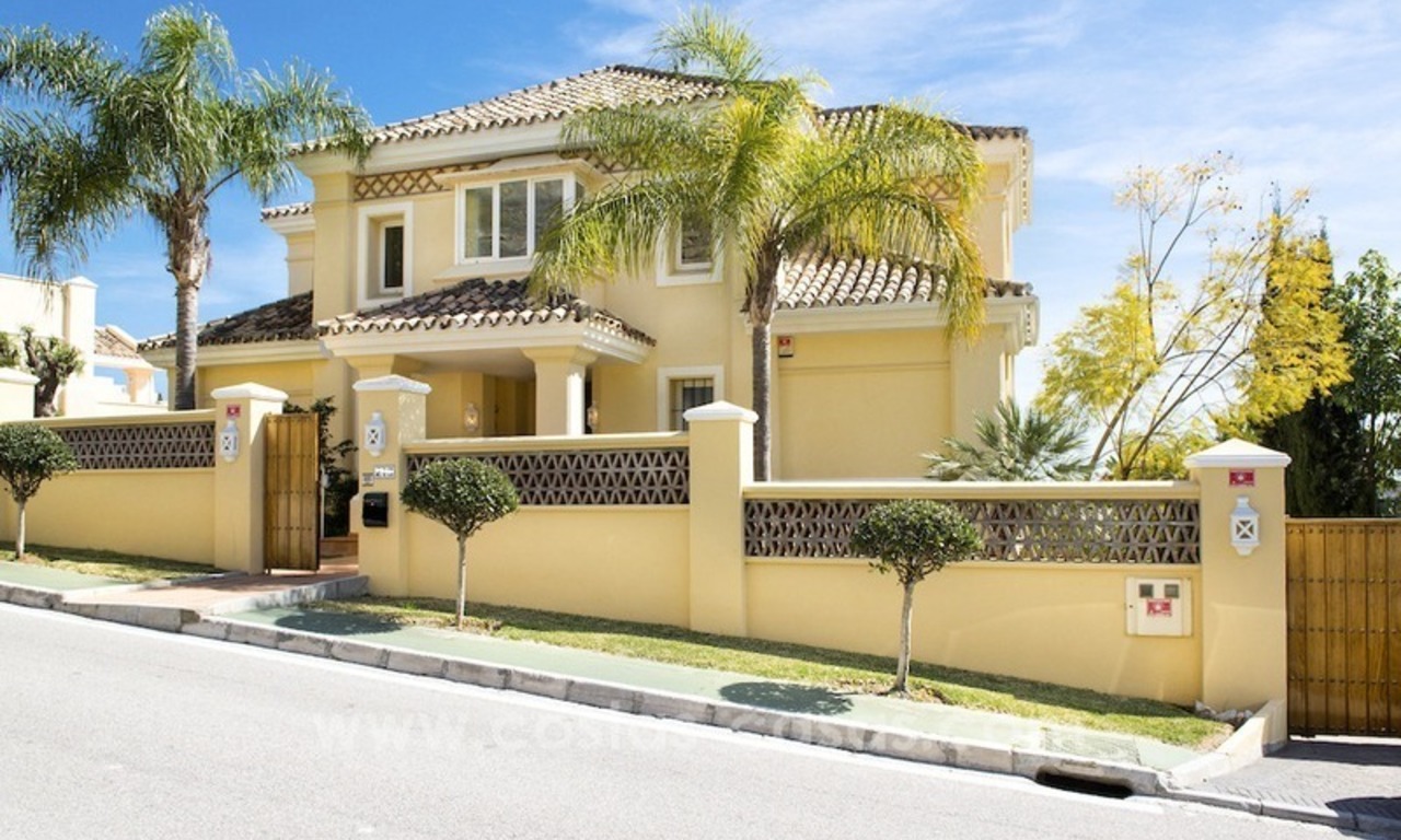 Ruime luxe eerstelijn golf villa te koop in Nueva Andalucia, Marbella 7