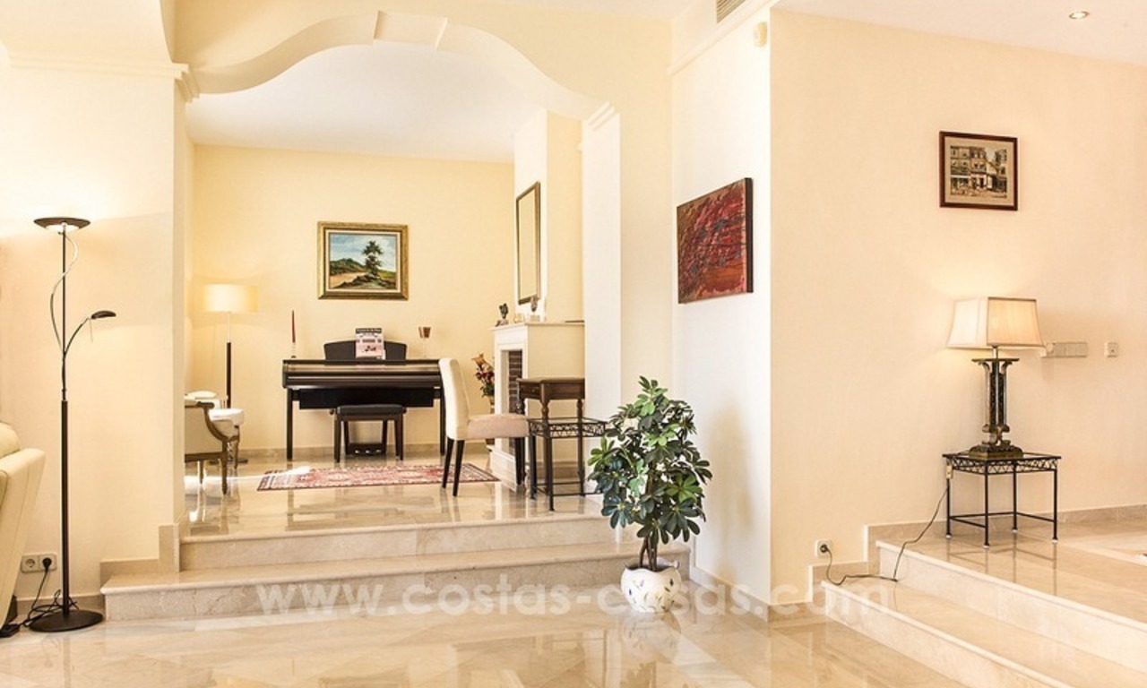 Ruime luxe eerstelijn golf villa te koop in Nueva Andalucia, Marbella 14