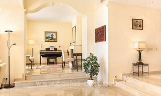Ruime luxe eerstelijn golf villa te koop in Nueva Andalucia, Marbella 14