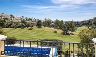 Ruime luxe eerstelijn golf villa te koop in Nueva Andalucia, Marbella 3