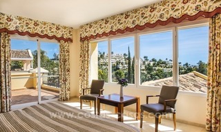 Ruime luxe eerstelijn golf villa te koop in Nueva Andalucia, Marbella 21