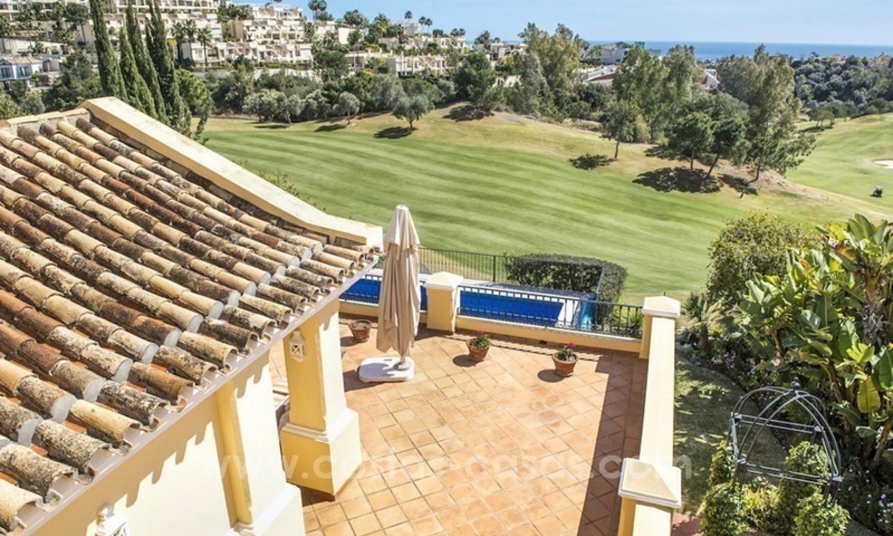 Ruime luxe eerstelijn golf villa te koop in Nueva Andalucia, Marbella 2