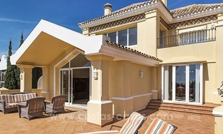 Ruime luxe eerstelijn golf villa te koop in Nueva Andalucia, Marbella 19