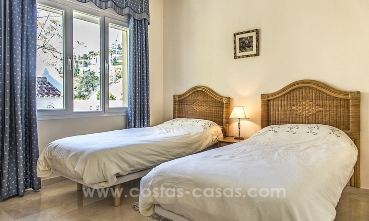 Ruime luxe eerstelijn golf villa te koop in Nueva Andalucia, Marbella 26